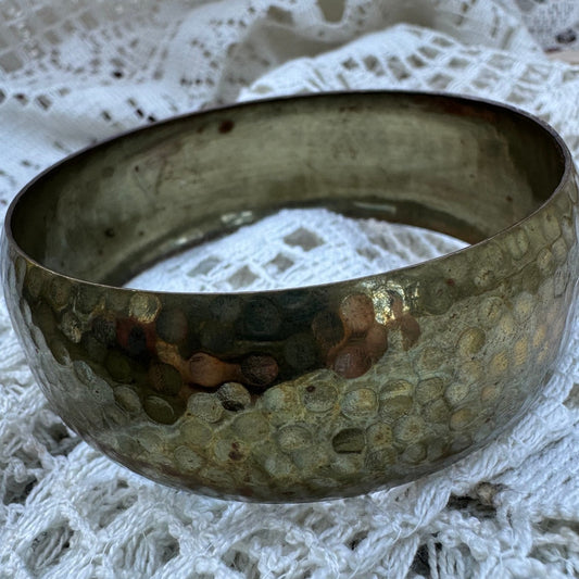 Vintage hammered wide metal bangle bracelet (1970s)