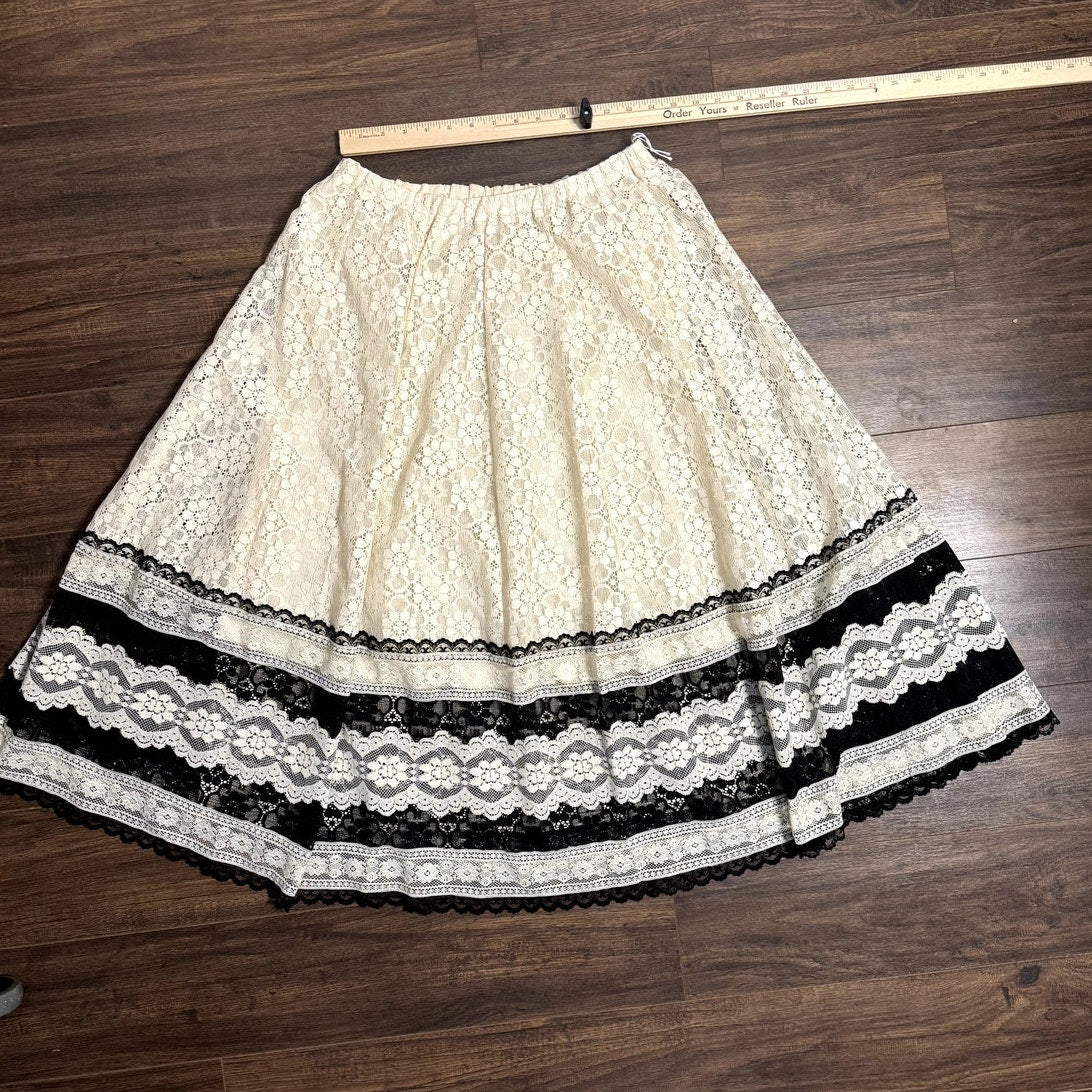 Prairie goth, white and black lace skirt (1970s)