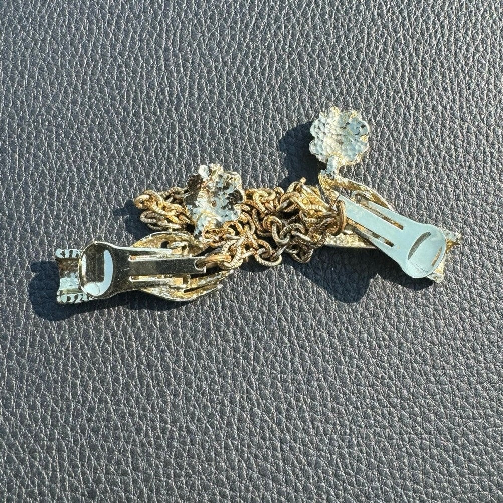 Giving flowers, gold hands cardigan clip chain (1950s)